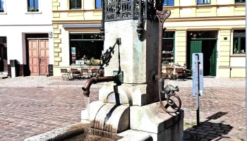 Zierbrunnen am Marktplatz - 15377 Buckow (Märkische Schweiz)