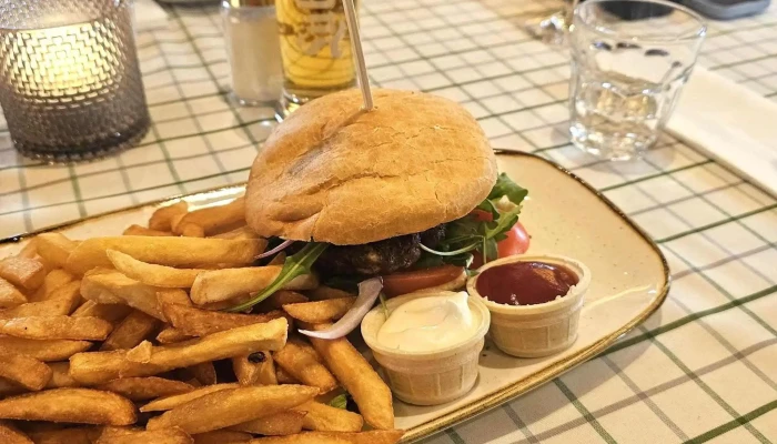 Fischhaus Hotel Am Schaalsee -  Hamburger - Zarrentin Am Schaalsee