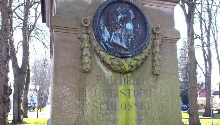 Friedrich Christoph Schlosser Denkmal -  Sehenswurdigkeit - Jever