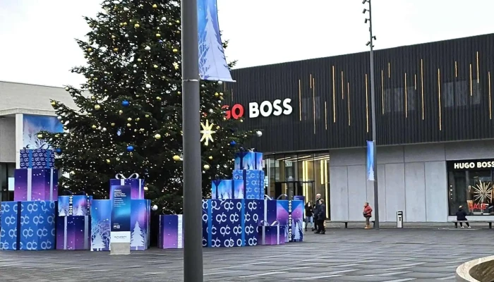 Hugo -  Boss Platz Jetzt Geoffnet - Metzingen