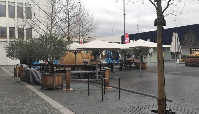 Hugo -  Boss Platz Telefon - Metzingen