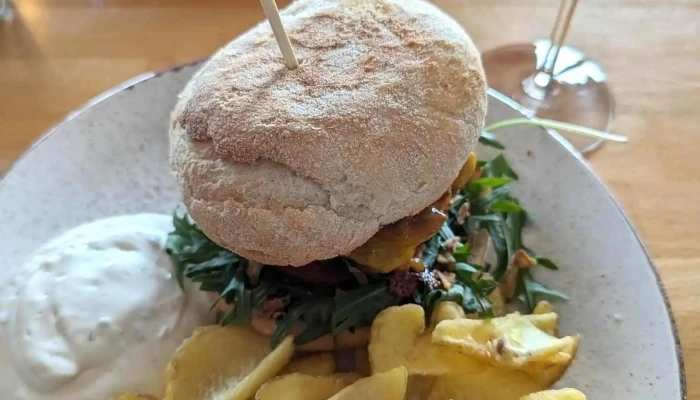 Schillings Hafenamt Hiddensee -  Pommes Frites - Insel Hiddensee